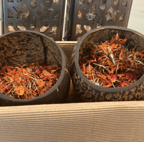 COCONUT SHELL BOWLS WITH DRIED FLOWER PETALS